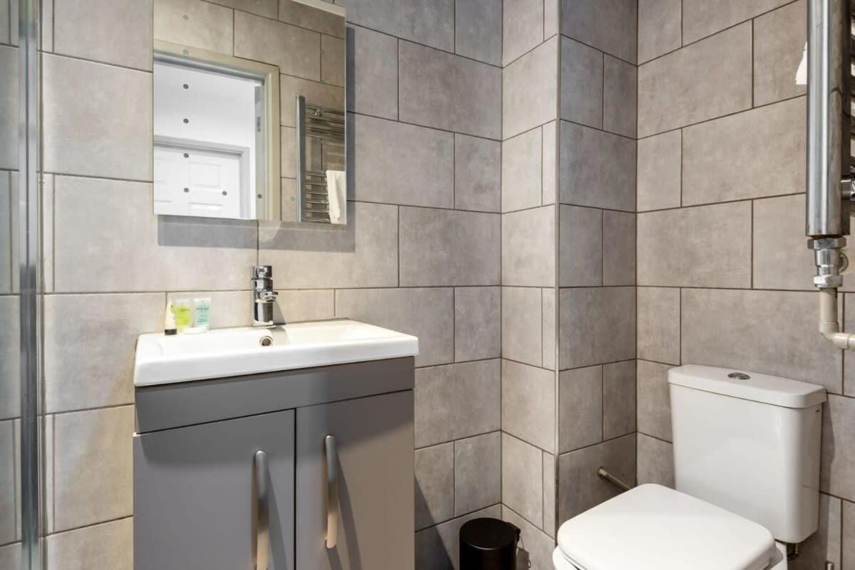 Modern 1 Bed Budget Apartment In Central Halifax Exterior photo